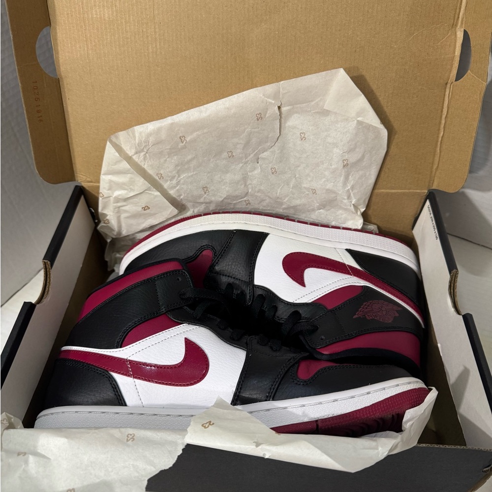 AIR JORDAN 1 MID BLACK/NOBLE RED-WHITE 554724 066 Mens
Shoes Size 10 Excellent!